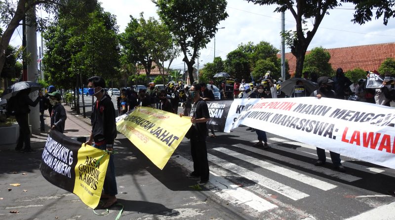 Kamis, (09/07) Massa aksi tiba di depan LL Dikti Wilayah V Daerah Isitmewa Yogyakarta | Doc: Helena Winih
